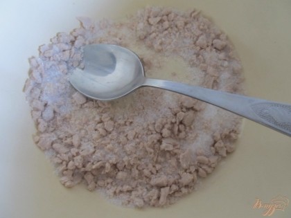 Свежие дрожжи разминаем руками в миске, добавляем сахар, перемешиваем.