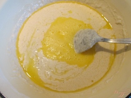 Когда опара начала пениться, перемешиваем ее, солим (0,5 ч.л.), вливаем растопленное и остывшее сливочное масло и взбитые яйца.