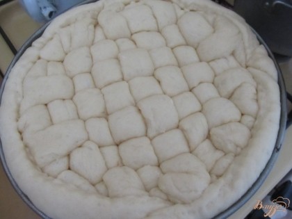 Защипываем края пирога, ставим для расстойки в теплое место на полчаса. Смазываем верх взбитым яйцом и ставим выпекаться в духовку при 180 градусах на 40 минут.
