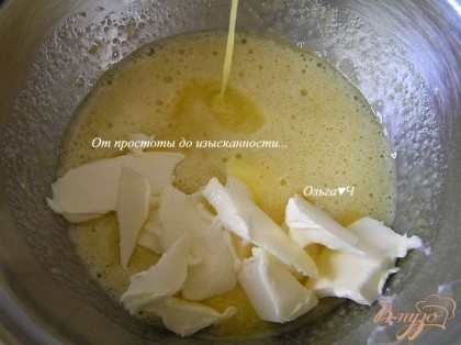 Яйцо и желток смешать с сахарной пудрой, добавить размягченное сливочное масло, перемешать.