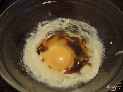 К масляно-сахарной смеси добавляем яйцо и растопленный мёд.