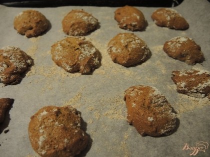Запекаем печенье при 180 градусах в духовке в течение 5-8 минут. Не дольше!