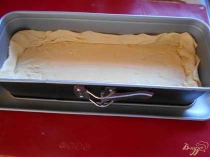 Слоеное тесто режем так, чтобы оно было чуть больше дна формы, в которой вы будете выпекать пирог. Хорошо разравниваем тесто, накалываем его вилкой по дну и отправляем в духовку, разогретую до 170 гр С на 20 минут.
