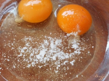 Яйца вбиваем в миску, добавляем соль и соду.