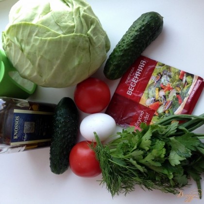 Подготавливаем ингредиенты для салата.