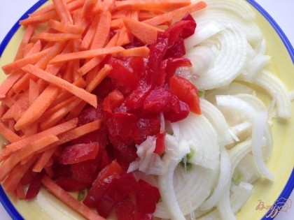 Очищенные, промытые и обсушенные овощи шинкуем: лук – полукольцами, соломкой – перцы и морковь.