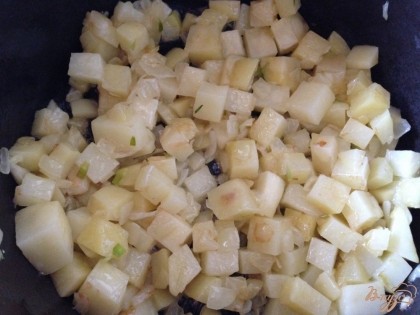 В кастрюле с толстым дном, на сливочном масле обжариваем лук до прозрачности. Затем добавляем  картошку и жарим с луком 5 минут.