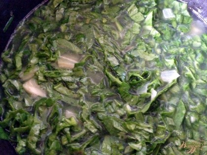 Добавляем шпинат и воду, варим все овощи вместе 15 минут. Затем  измельчаем блендером в однородное пюре.  Добавляем сливки, солим и варим еще 5 минут (начиная с момента закипания).