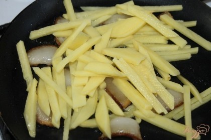 Когда сало пустит жир добавить картофель нарезанную мелкой соломкой.