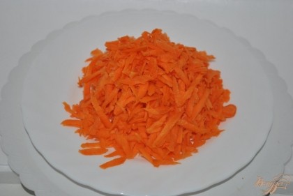Морковь очистить и натереть на крупной терке