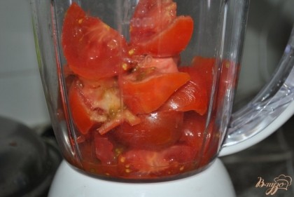 Нарезать помидоры и перебить их в блендере до однородной массы