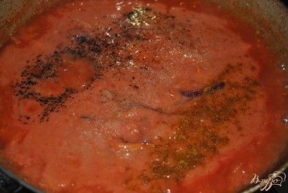 Смешать помидоры со второй частью овощей, обжаривать 1-2 минуты, помешивая. Добавить специи и соль