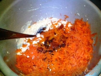 Соединить и вымешать творожную массу с морковью, сухофруктами и кусочкам цедры.