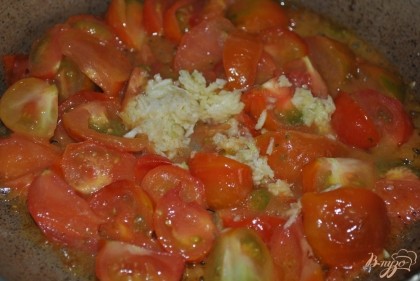 Обжарить помидоры и чеснок на оливковом масле 2-3 минуты, помешивая
