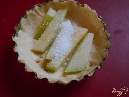 Яблоко, желательно сладкое, нарезаем на брусочки и выкладываем в формы. Добавляем чайную ложку сахара.