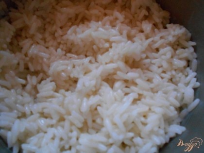 Рис сначала отвариваем до полуготовности в воде.