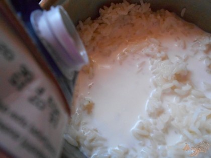 Затем с риса сливаем воду и заливаем его молоком. Отправляем вариться до готовности на медленном огне минут 20.