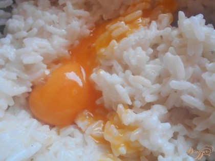 В готовый рис добавляем апельсиновый сок, желток яйца и кусочек масла.