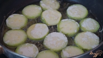 Жарить кабачки на разогретой сковороде с растительным маслом.