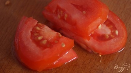 помидор нарезать тонкими полукольцами.