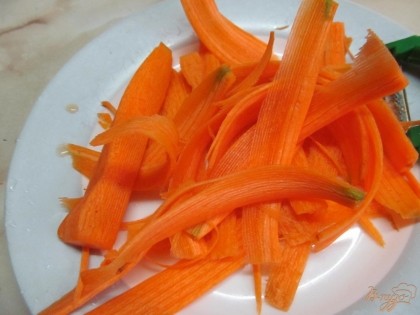 Морковь натереть на терку для корейской моркови.