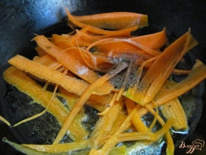 В сковороду влить одну столовую ложку оливкового масла, добавить тимьян и выложить морковь. Посолить и поперчить, добавить корицу. Огонь убавить до минимума, накрыть крышкой на 5 минут. За это время морковь должна стать мягкой. Морковь жарить не нужно, ее только нужно подогреть и размягчить и что бы она не потеряла свой яркий цвет.