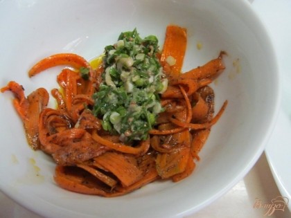 Горячий морковь соединить в блюде с заливкой, перемешать и дать чуть остыть (пусть смешаются все вкусы).