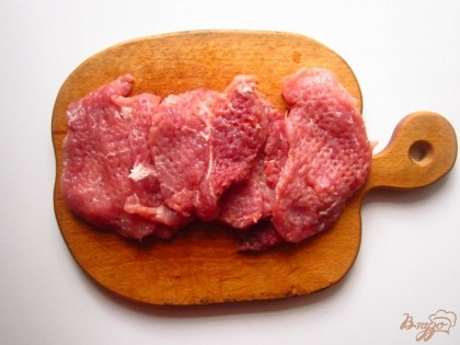 Свинину нарезать на куски и отбить. Приправить каждый кусочек мяса солью, черным перцем.
