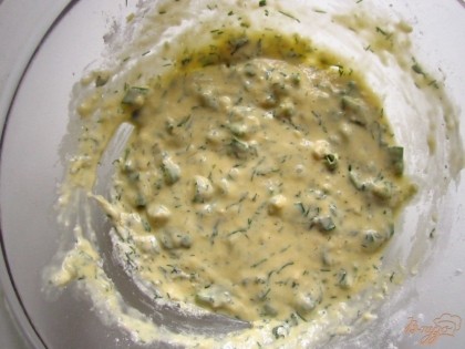 В миску налейте воду, майонез, выбейте яйца, добавьте муку, укроп, соль и щепотку черного молотого перца перемешайте. Потом, добавьте сыр и зеленый лук, перемешайте.