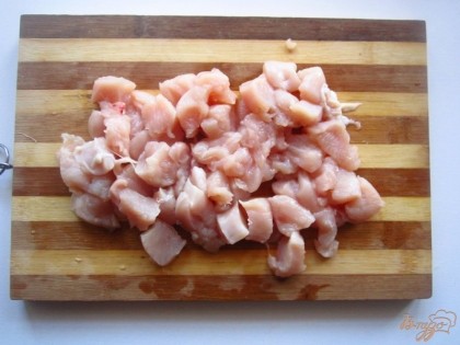Куриное филе промойте и нарежьте на мелкие кусочки, шириной по 2 см.