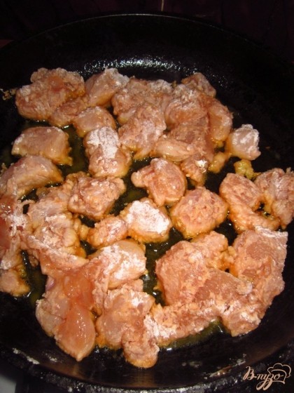 Выложите курицу на сковороду с растительным маслом и обжарьте ее с одной стороны до зажаренной корочки.