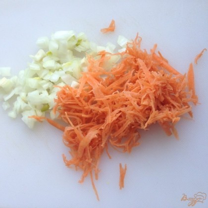 Измельчаем лук и морковь, подготавливаем для жарки.