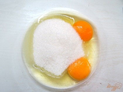 Соединяем яйца с сахаром.