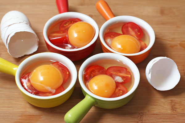 Вылейте по одному или по два яйца в каждую форму. Количество опять зависит от форм.