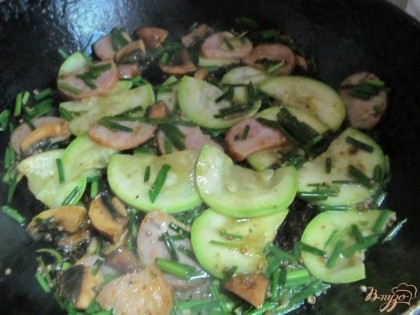 Сковорода нагревалась пока вы нарезали овощи. Чуть смазать маслом и выложить овощи буквально на две минуты.