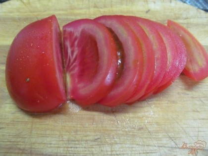 Быстро нарезать помидор.