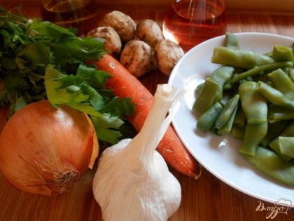 У меня шампиньоны почти сушеные, а стручковая фасоль- замороженная. Морковь по-корейски желательно взять уже готовую, так вы съекономите немного времени на приготовлении этого блюда.
