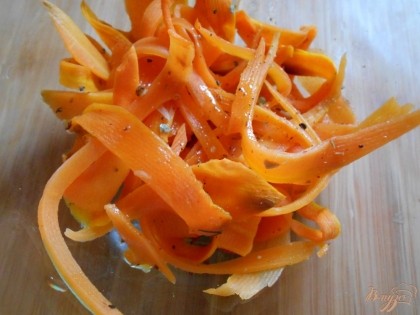 У меня готовой моркови по-корейски не оказалось, поэтому я ее приготовила очень быстро. Сделала маринад, дял этого обжарила лук на растительном масле, добавила туда чеснок, перец, уксус и соль.  Морковь нарезала очень тонко и ошпарила ее кипятком. Залила морковь маринадом и оставила на полчаса.