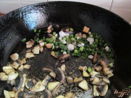 Когда грибы приобретут золотистый цвет, добавить чеснок (у меня чеснок молодой) на минуту и убрать с плиты.