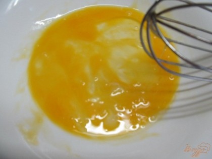 В тарелке взбить яйцо.