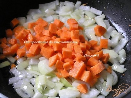 Лук обжарить на растительном масле, добавить морковь, обжарить вместе.