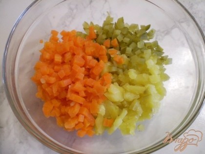 Теперь салат, крошим овощи мелко и складываем в салатник.