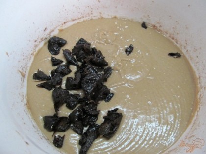 Чернослив мелко нарезать и вмешать ложкой в тесто.