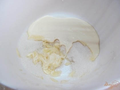 Пока выпекается тесто, нужно приготовить крем. Соединить сметану с сахаром (0,5 ст).