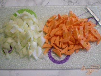 Режем лук и морковь.