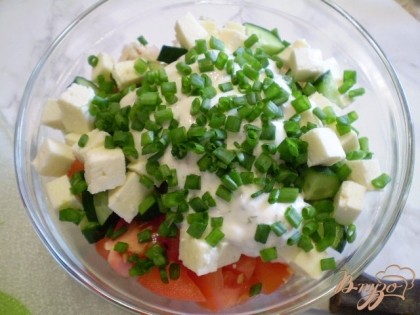 Добавляем в салат зеленый лук, соль.