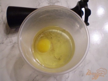 Яйцо соединяем с соль, перцем и маслом. Погружным блендером делаем соус.