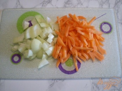 Режем лук и морковь.