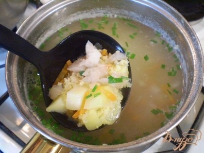 Когда рыба проварится минут 15, бросьте овощи, пшено и варите вместе с рыбой еще 30 минут. Детские супы нужно хорошо разваривать. В конце бросаем зелень. Провариваем еще пару минут и суп готов.