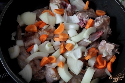 Добавляем порезанные лук и морковь. Обжариваем до легкой корочки.